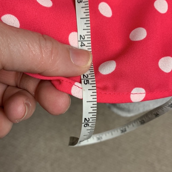 Everly pink polka dot top size large single button at the neckline - Picture 5 of 9
